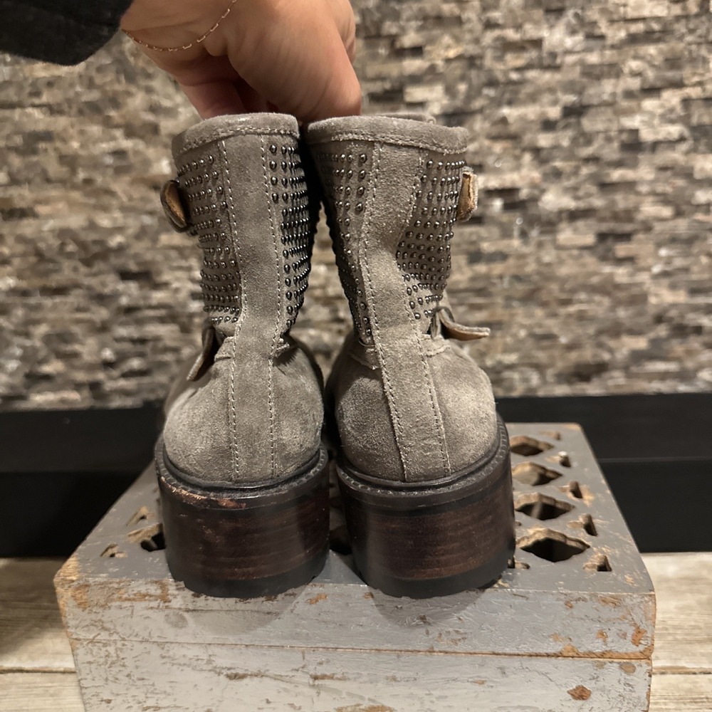 Coach Gates Women's Studded Taupe Gray Suede Moto Combat Buckle Ankle Boots 5B - Picture 4 of 7